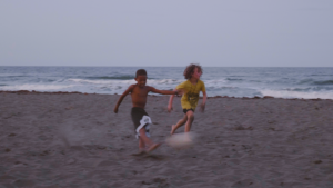 Enfants jouant sur la plage